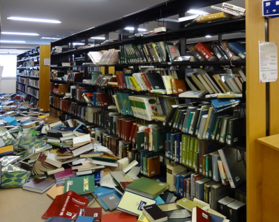 東日本大震災直後の図書館